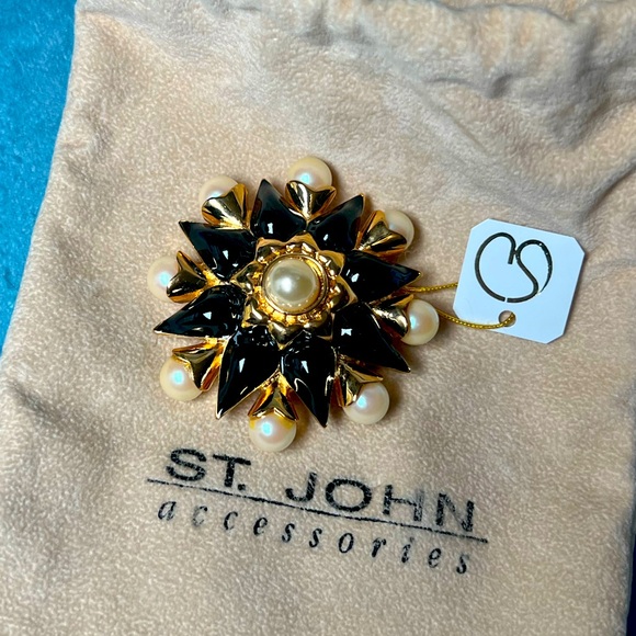 St. John Vintage Brooch pin - Picture 1 of 5